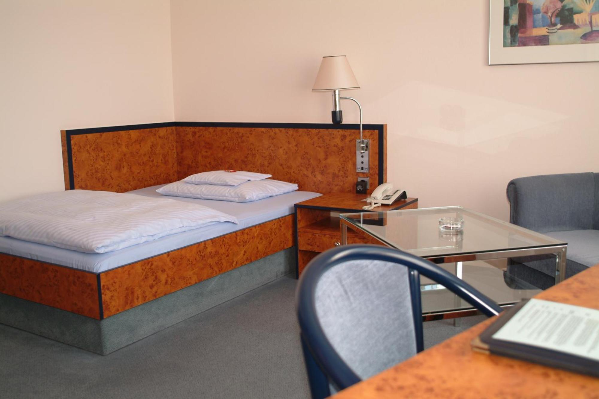 Hotel Arkadia Фридрихсдорф Екстериор снимка