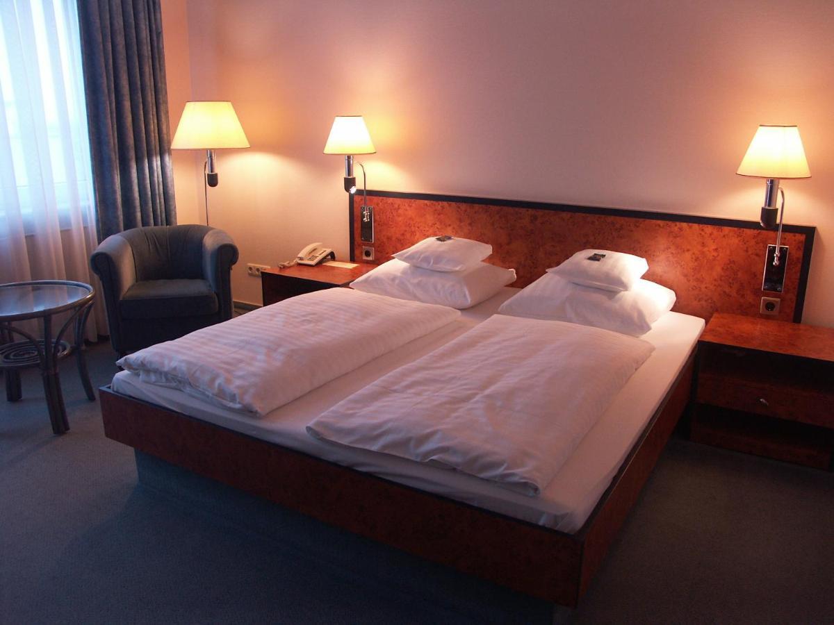 Hotel Arkadia Фридрихсдорф Екстериор снимка
